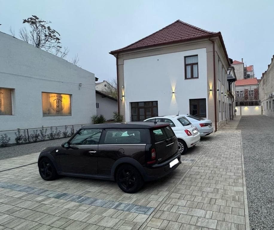 Az autó az udvarban marad