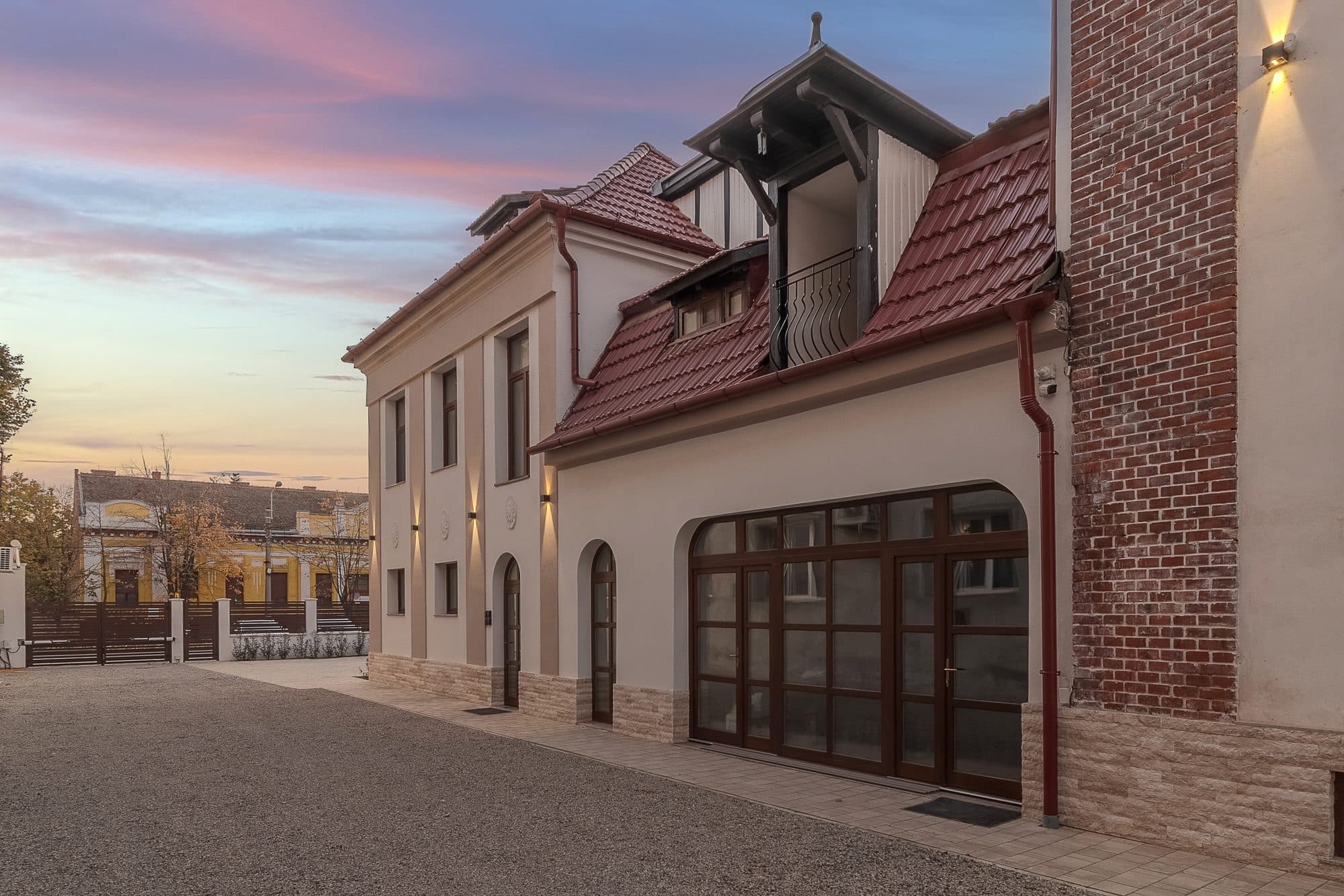 Az utcai homlokzat a kék órában