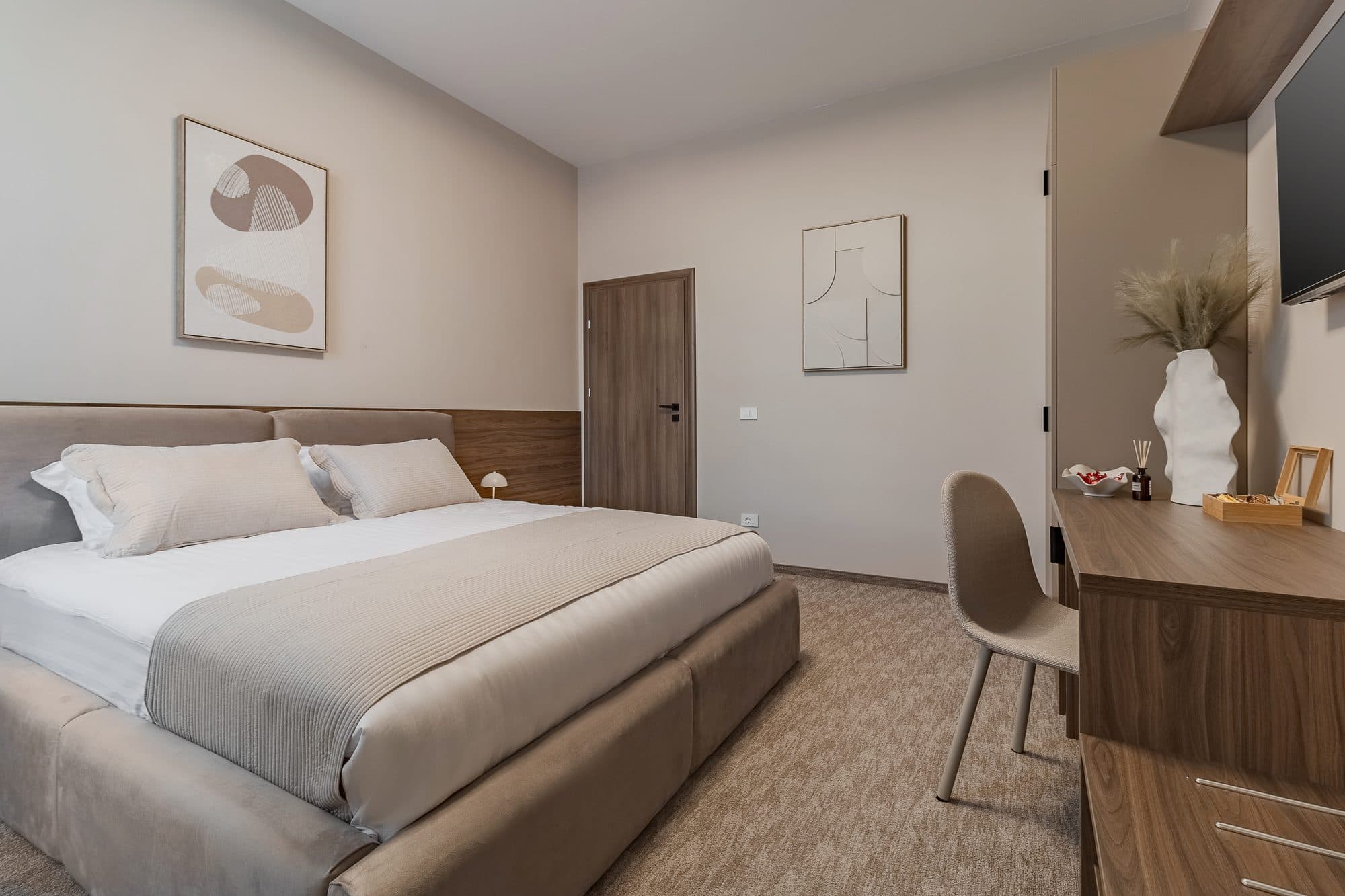 Cameră dublă cu fereastră înaltă · 19 m²